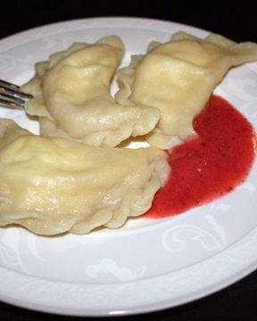 Вареники с творогом и клубникой