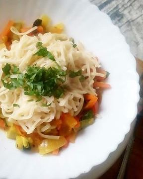 Яичная лапша с овощами