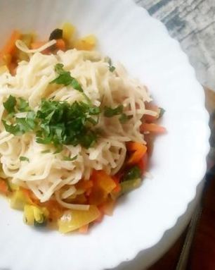 Яичная лапша с овощами