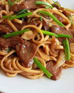 Яичная лапша со свининой и овощами