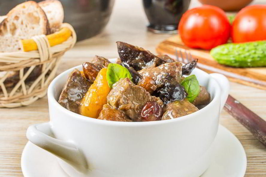 Рецепт жаркого из говядины с сухофруктами и миндалем