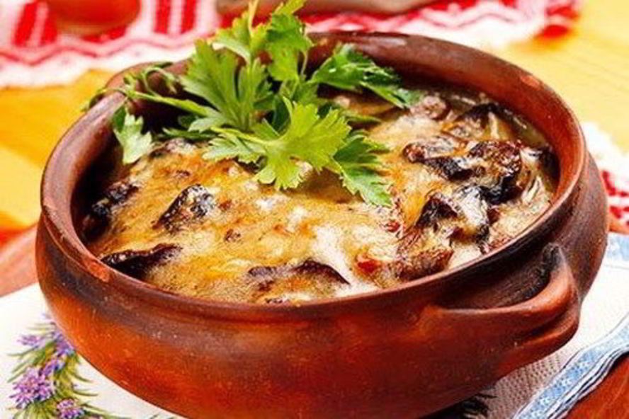 Рецепт жаркого из сердечек с шампиньонами в горшочке