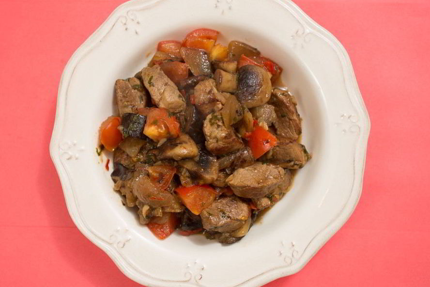 Рецепт жаркого из свинины с острыми баклажанами и шампиньонами