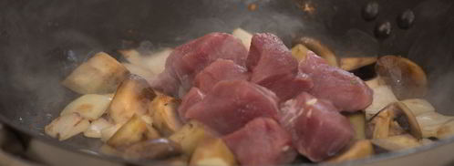 жаркое из свинины с острыми баклажанами и шампиньонами. Шаг 4