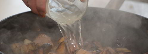 жаркое из свинины с острыми баклажанами и шампиньонами. Шаг 5