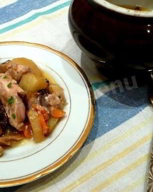 Жаркое с грибами и картошкой в горшочках