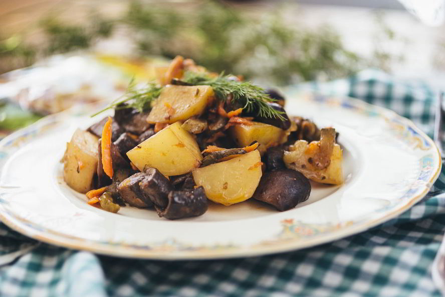 Рецепт жаркого с картошкой, грибами и маринованными огурчиками