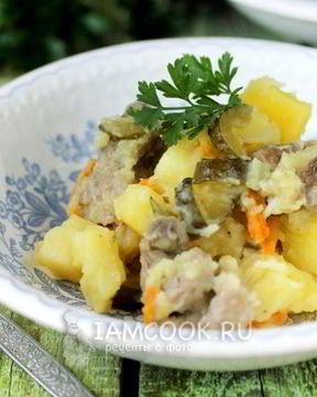 Жаркое с солеными огурцами в мультиварке