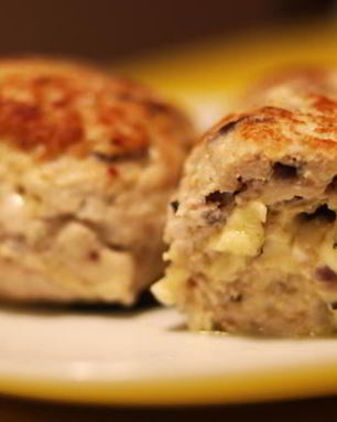 Мясные зразы с сыром и яйцом