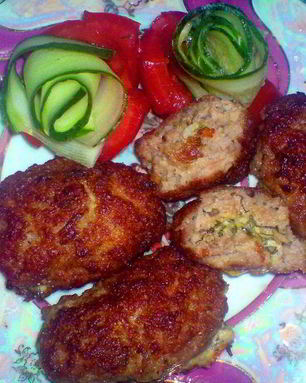 Мясные зразы с зеленью, чесноком и сыром