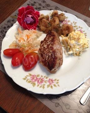 Зразы из смешанного фарша с сыром и яйцом