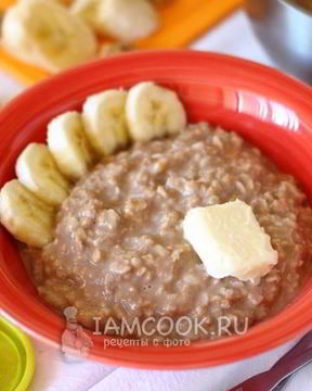 Геркулесовая каша с бананом и орехами