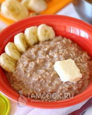 Геркулесовая каша с бананом и орехами