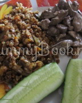 Гречка с грибами, куриной печенью и сердцами в мультиварке
