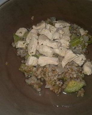 Гречка с кабачком, луком и грудкой индейки