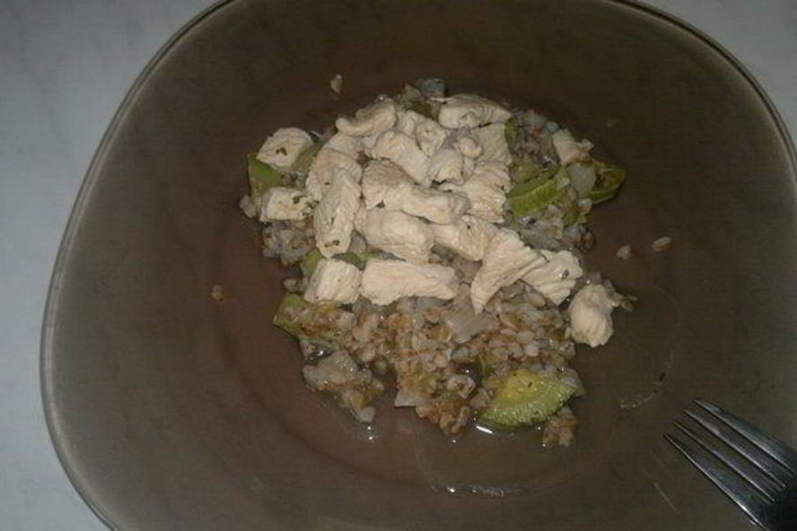 Рецепт гречки с кабачком, луком и грудкой индейки