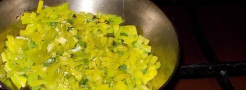 гречка с кальмарами и луком-пореем в горшочке. Шаг 5