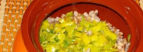 гречка с кальмарами и луком-пореем в горшочке. Шаг 7