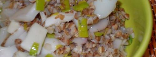 гречка с кальмарами и луком-пореем в горшочке. Шаг 9