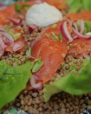 Гречка с семгой и маринованным луком