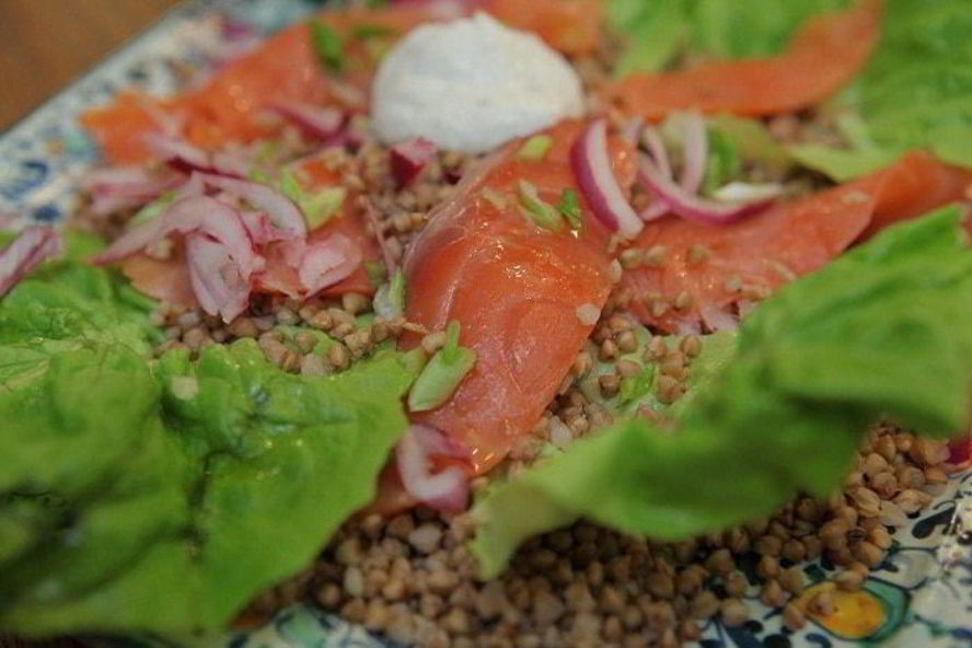 Рецепт гречки с семгой и маринованным луком