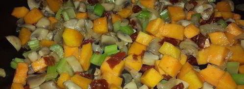 гречка, томленая с тыквой, грибами, сельдереем и вялеными томатами. Шаг 5