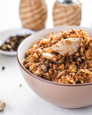 Гречневая каша с грибами и жареным чесноком