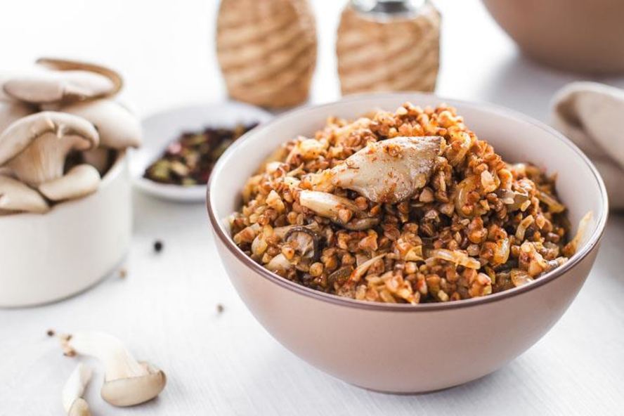 Рецепт гречневой каши с грибами и жареным чесноком