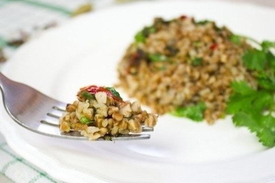 Рецепт гречневой каши со шпинатом и перцем чили