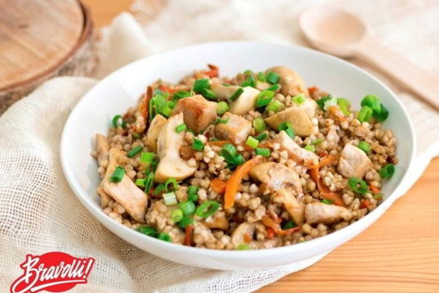 Рецепт зеленой гречки со свининой и грибами