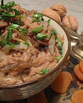 Каша из чечевицы с луком и корнем петрушки