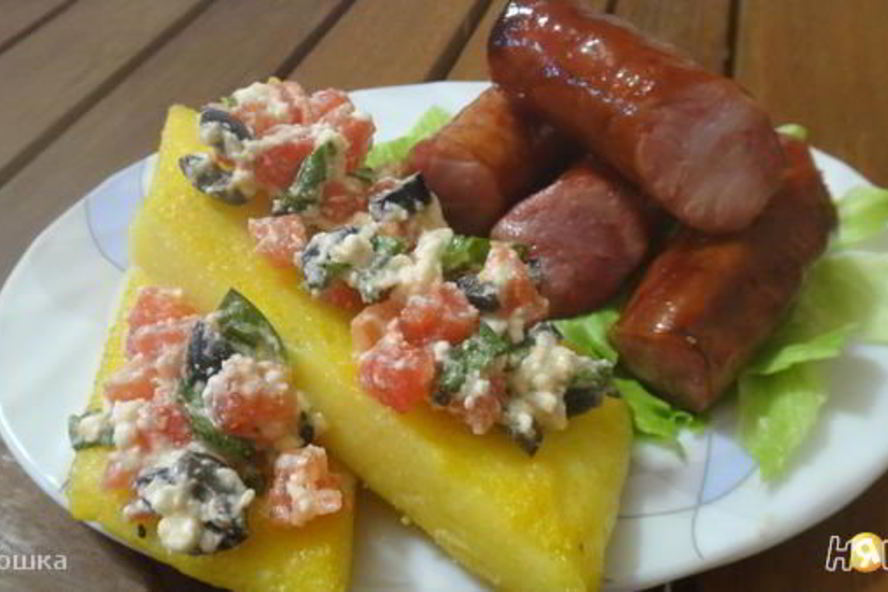 Рецепт пикантной поленты с копченными колбасками