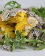 Полента с грибами, свежими травами и пармезаном