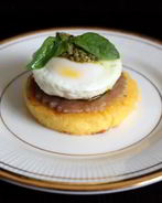 Полента с тунцом, яйцом пашот и соусом песто