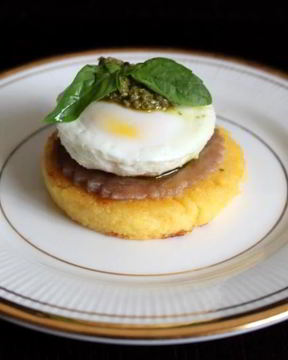 Полента с тунцом, яйцом пашот и соусом песто