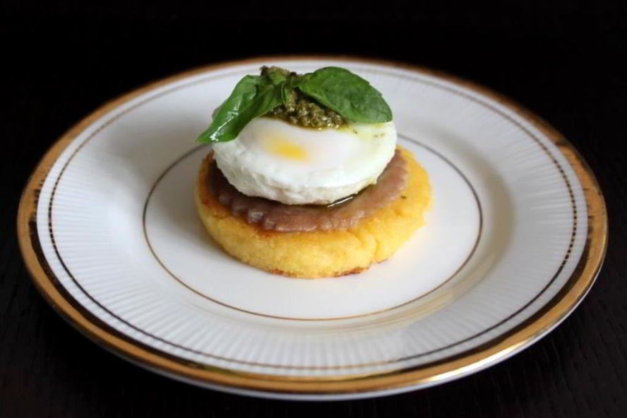 Рецепт поленты с тунцом, яйцом пашот и соусом песто