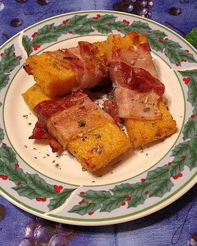 Полента с вялеными помидорами в беконе