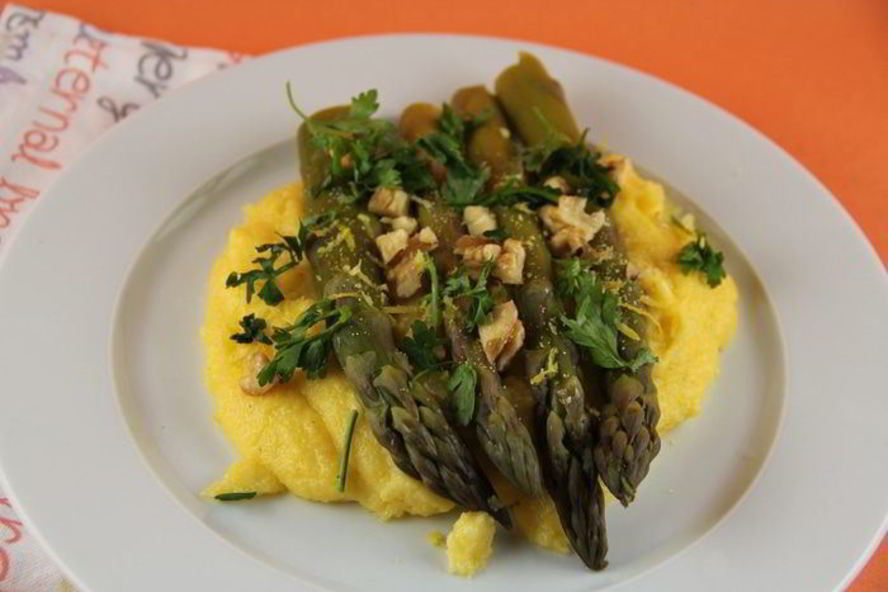 Рецепт поленты со спаржей, голубым сыром и грецкими орехами