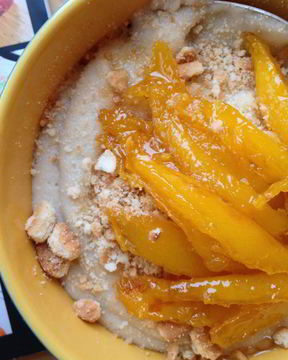 Банановая манная каша с ломтиками манго в сиропе