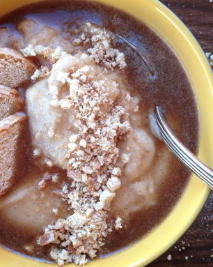 Грушевая манная каша с имбирем, пряничной крошкой и коричным соусом