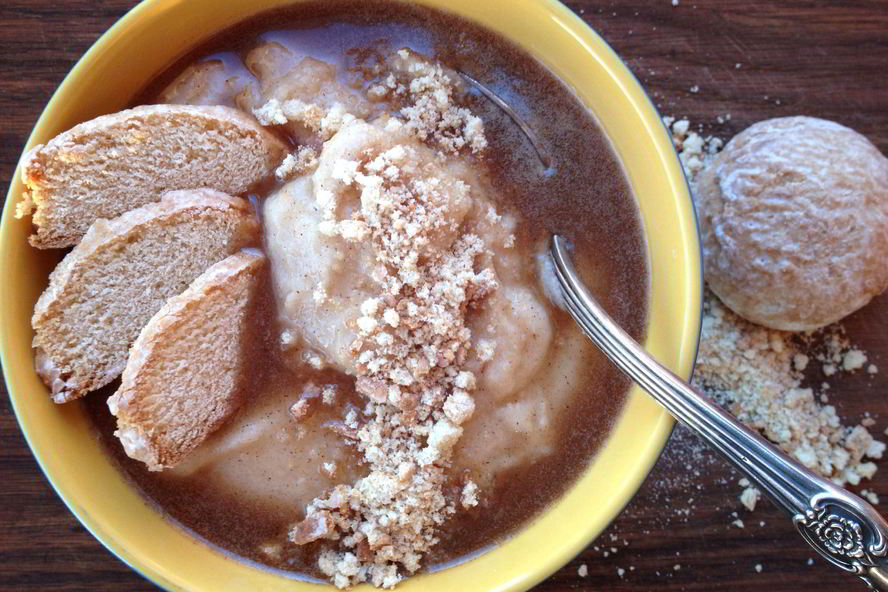 Рецепт грушевой манной каши с имбирем, пряничной крошкой и коричным соусом