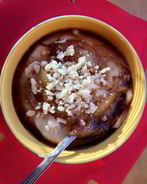 Грушевая манная каша с крошкой марципана и грушей в сиропе