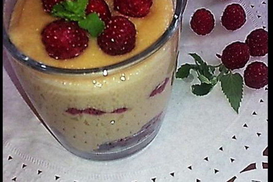 Рецепт манной каши на ряженом молоке с малиной