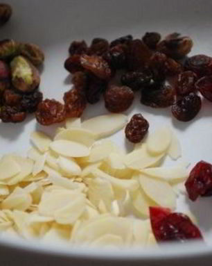 Манная каша с шоколадной пастой и миндальными хлопьями