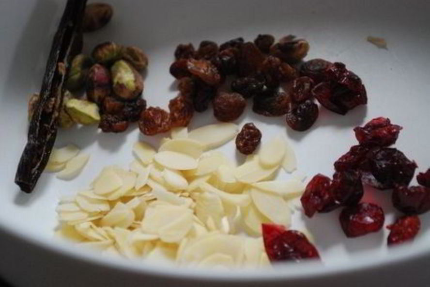 Рецепт манной каши с шоколадной пастой и миндальными хлопьями