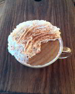 Манная каша со взбитыми сливками и кофе