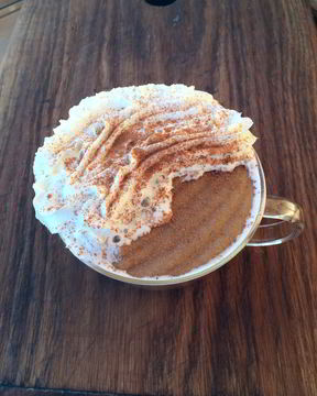 Манная каша со взбитыми сливками и кофе