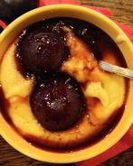 Персиковая манная каша с ломтиками сливы в сиропе