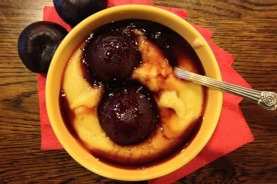 Рецепт персиковой манной каши с ломтиками сливы в сиропе