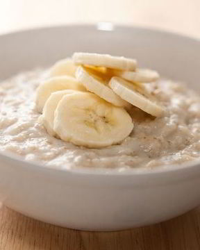 Овсяная каша на молоке с бананом